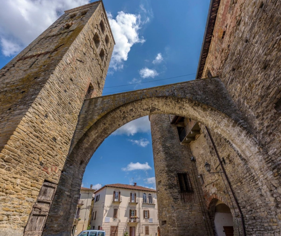 Scampagnata Teatrale - Arco della corte del Castello Medievale di Monastero Bormida